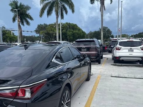 Used 2024 Lexus ES 350 w/ Premium Package FWD image 7