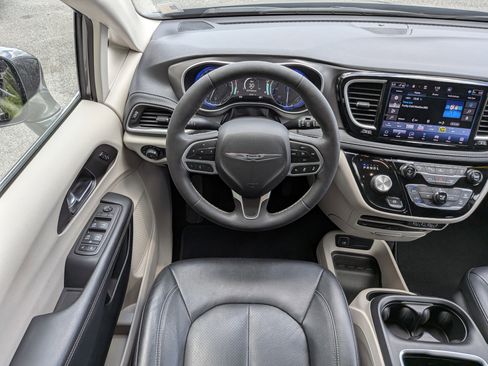 Certified 2022 Chrysler Pacifica Touring-L w/ Uconnect Theater Family Group FWD image 16