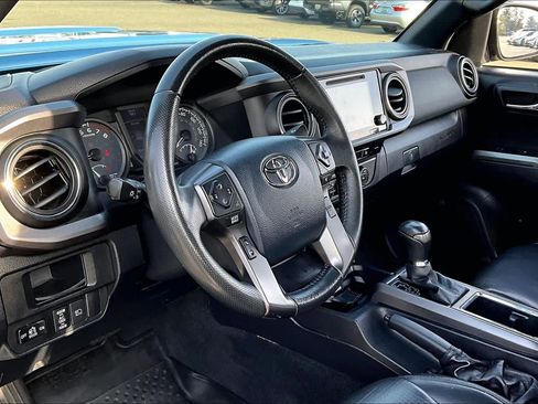 Used 2019 Toyota Tacoma TRD Sport image 18