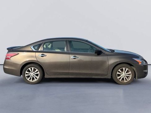 Used 2014 Nissan Altima 2.5 S w/ Sport Value Package FWD image 2