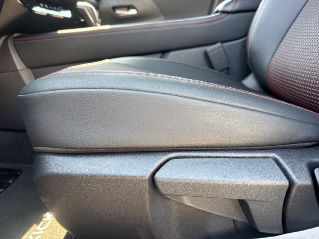 Used 2025 Nissan Kicks SR FWD image 14