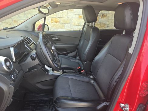Used 2016 Chevrolet Trax LT w/ LT Sun and Sound Package AWD/4WD image 4