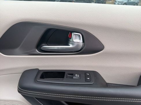Used 2024 Chrysler Pacifica Touring-L image 28