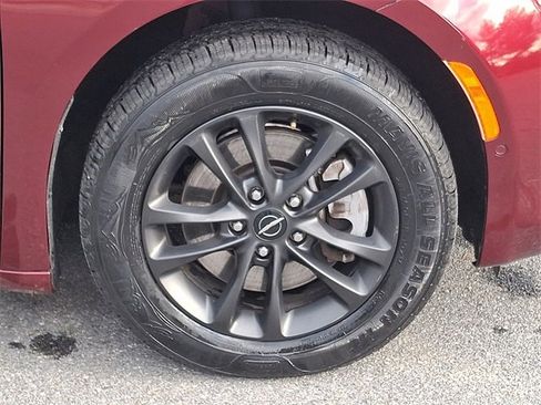 Used 2020 Chrysler Pacifica Touring-L image 8