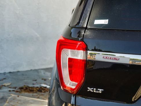 Used 2018 Ford Explorer XLT w/ Equipment Group 201A AWD/4WD image 7