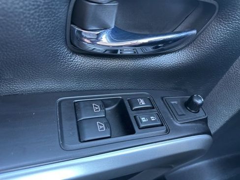 Used 2018 Nissan Titan SV image 25