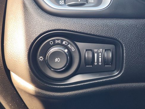 Used 2021 Jeep Renegade Latitude FWD image 22