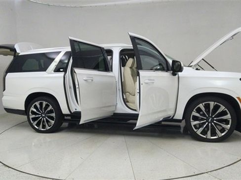 Used 2025 Cadillac Escalade ESV Premium Luxury Platinum image 76