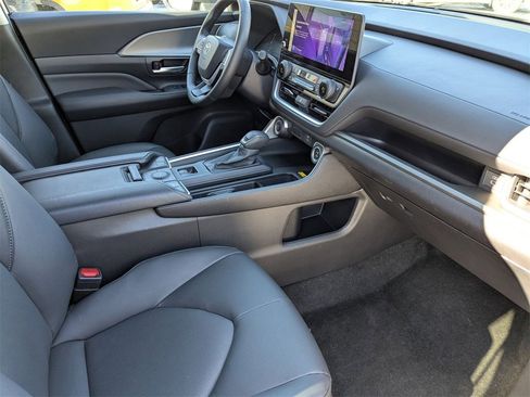 Used 2025 Toyota Grand Highlander AWD image 38
