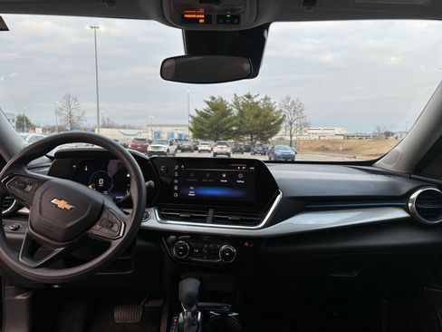 Used 2025 Chevrolet Trax LT image 31