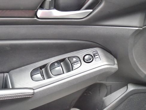 Used 2025 Nissan Altima 2.5 SV FWD image 15