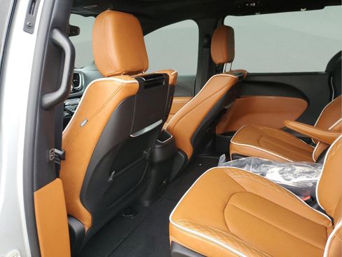 New 2026 Chrysler Pacifica Pinnacle image 25