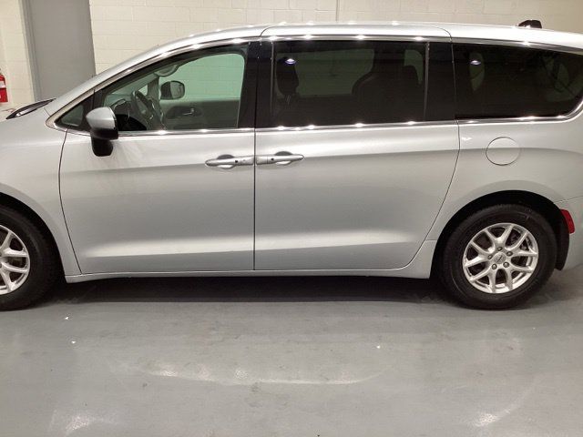 Used 2023 Chrysler Pacifica Touring-L FWD image 5