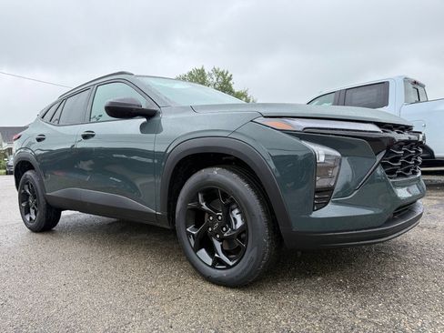 New 2026 Chevrolet Trax LT w/ Midnight Edition FWD image 9