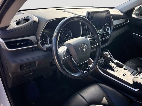 Used 2021 Toyota Highlander XLE image 9