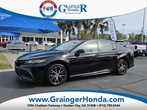 Used 2024 Toyota Camry SE image 1