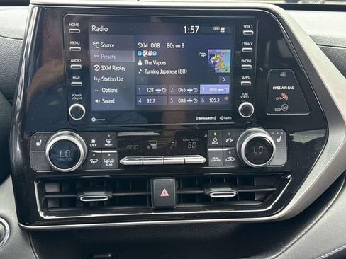 Used 2022 Toyota Highlander XLE FWD image 24