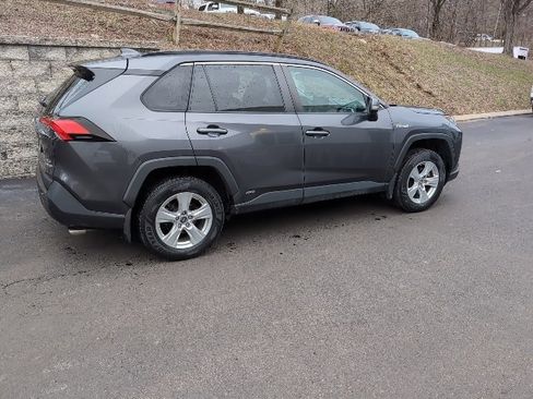 Used 2019 Toyota RAV4 XLE image 3