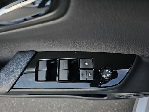 Used 2022 Toyota Prius L Eco image 28