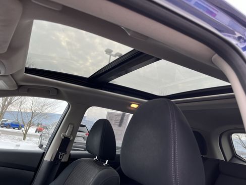 Used 2017 Nissan Rogue SV image 16