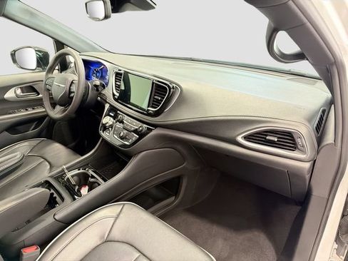 Used 2025 Chrysler Pacifica Limited FWD image 26