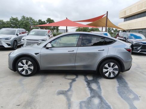 Used 2024 Tesla Model Y Long Range AWD/4WD image 1