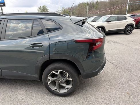 Used 2025 Chevrolet Trax LT FWD image 7