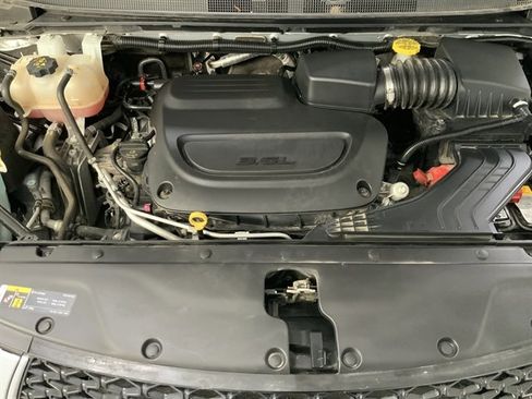 Used 2023 Chrysler Pacifica Touring image 13