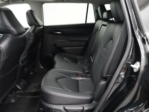 Used 2024 Toyota Highlander XLE AWD/4WD image 44
