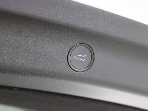 Used 2020 Tesla Model Y Long Range image 25