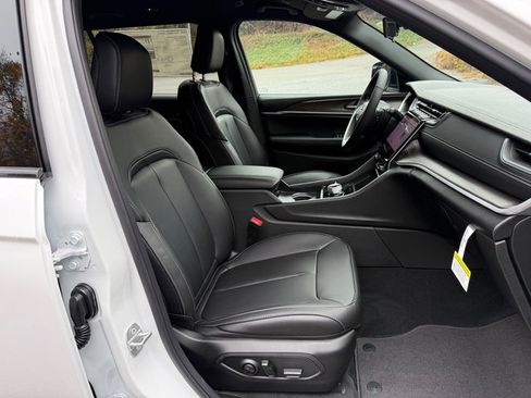 New 2025 Jeep Grand Cherokee L Limited w/ Black Appearance Package image 25