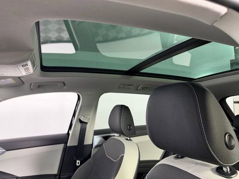 Used 2025 Volkswagen Taos SE w/ Panoramic Sunroof Package FWD image 24