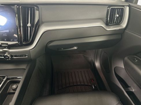 Used 2018 Volvo XC60 T6 Momentum w/ Convenience Package image 25
