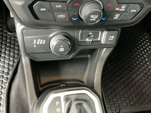 Used 2018 Jeep Renegade Sport w/ Power & Air Group image 27