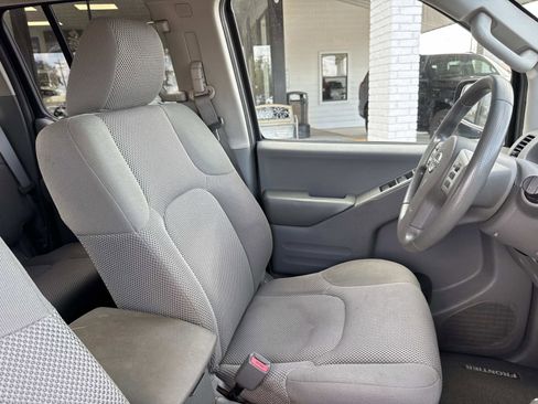 Used 2016 Nissan Frontier SV image 10