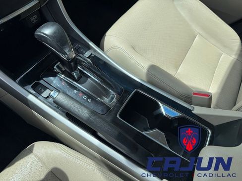 Used 2017 Honda Accord Touring image 11