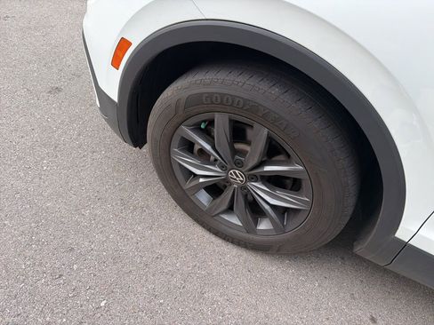 Used 2022 Volkswagen Tiguan SE w/ Panoramic Sunroof Package image 26