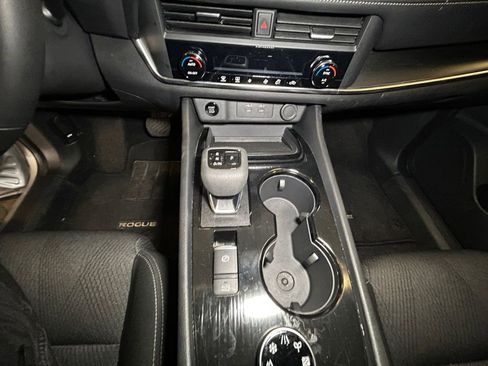 Used 2025 Nissan Rogue SV AWD/4WD image 12