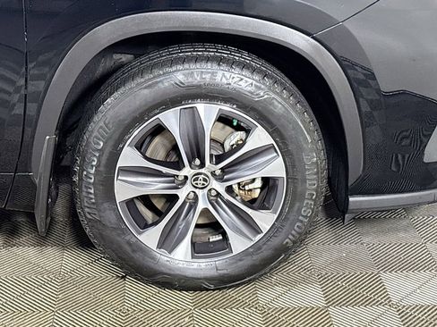 Used 2021 Toyota Highlander XLE image 23