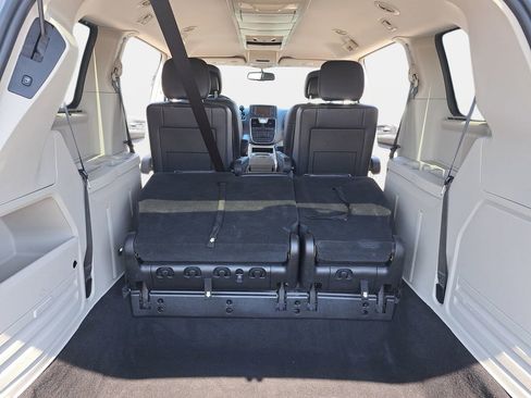 Used 2016 Chrysler Town & Country Touring w/ Driver Convenience Group image 14