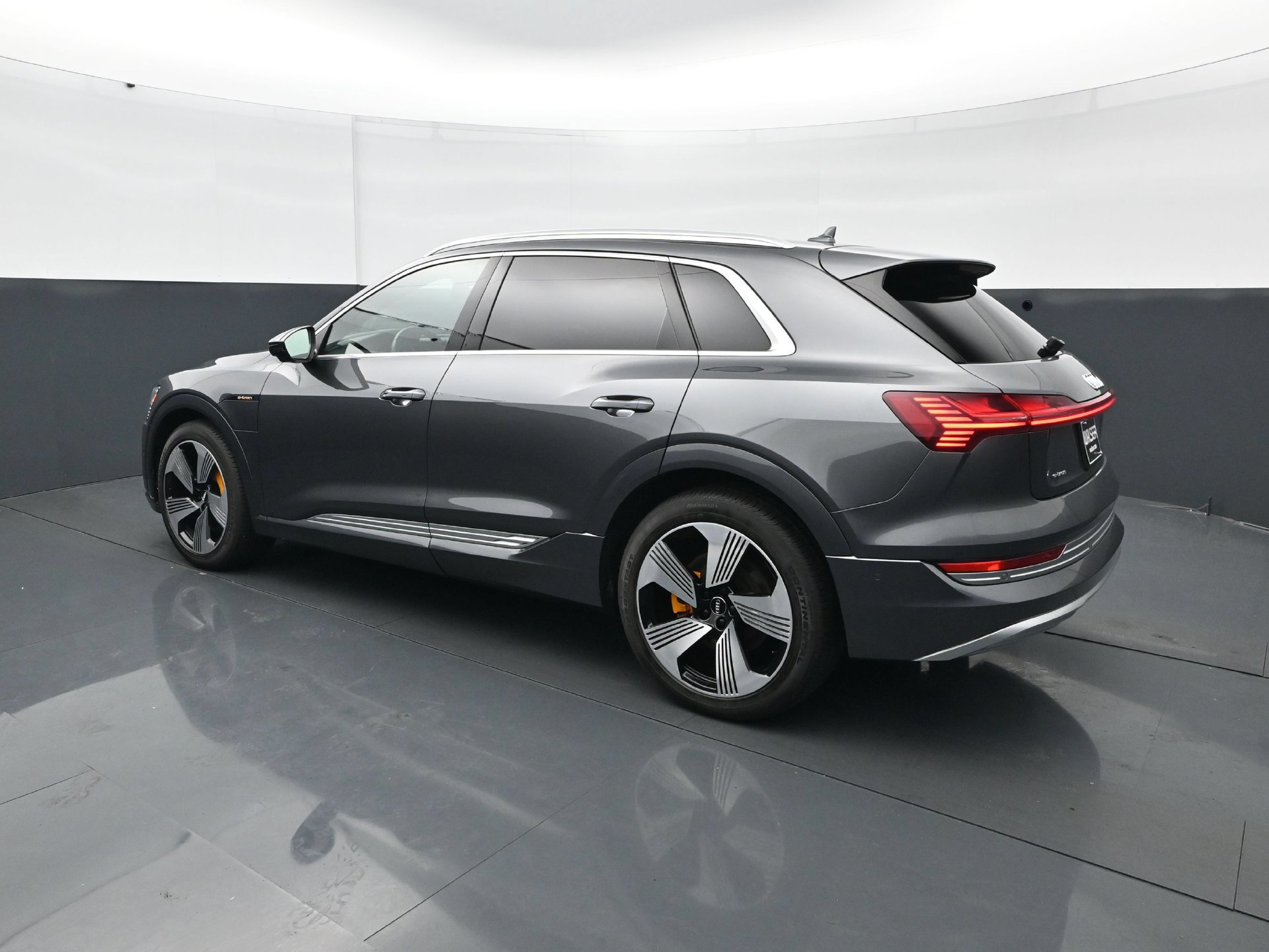 Used 2019 Audi e-tron Prestige w/ Prestige Package AWD/4WD image 4