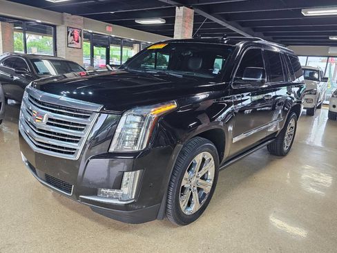 Used 2017 Cadillac Escalade Platinum AWD/4WD image 3