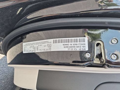 Used 2024 Chrysler Pacifica Touring-L FWD image 36