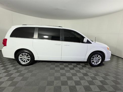 Used 2019 Dodge Grand Caravan SXT image 4