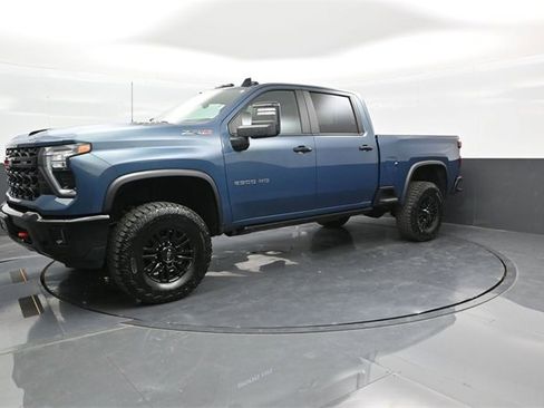 Used 2024 Chevrolet Silverado 2500 ZR2 w/ Technology Package image 3