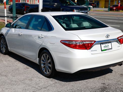 Used 2017 Toyota Camry XLE w/ Moonroof Package image 10