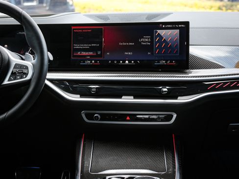 Used 2025 BMW X7 M60i w/ Climate Comfort Package image 27