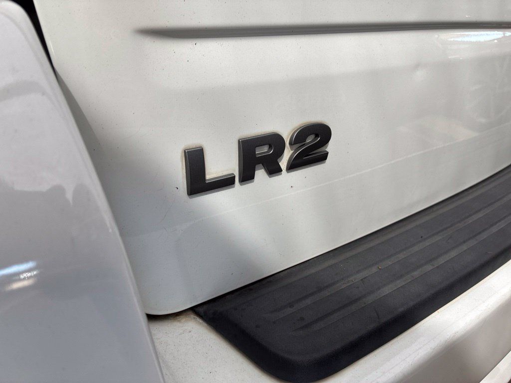 Used 2015 Land Rover LR2 AWD/4WD image 9