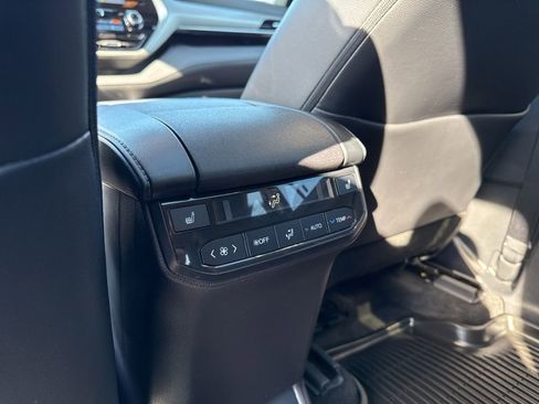 Used 2022 Toyota Highlander Platinum image 14