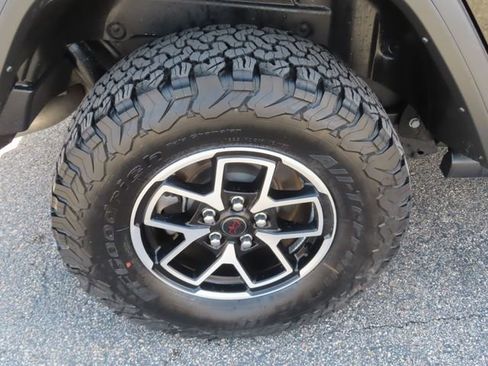 Used 2024 Jeep Wrangler Unlimited Rubicon w/ Convenience Group AWD/4WD image 15